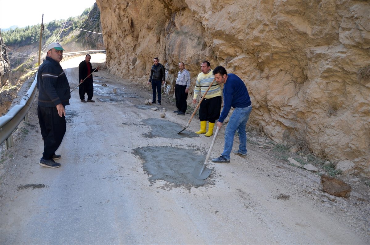 Adana\'nın Feke ilçesinde bozuk ve çukurlu yollar onarıldı