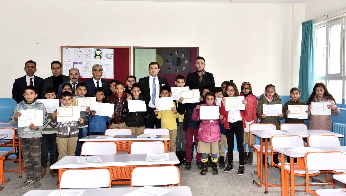 Ahlat\'ta 10 bin 200 öğrenci karne aldı
