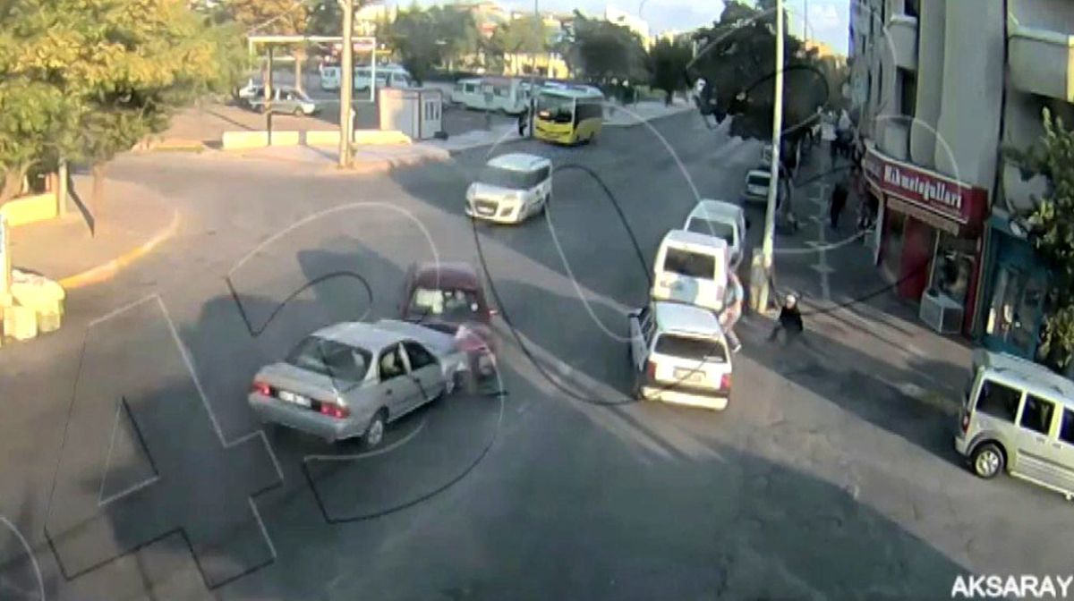 Aksaray\'da dikkatsizlik sonucu yaşanan kaza şehir polis kamerasında