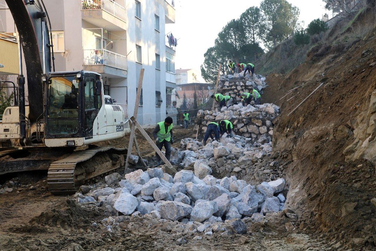 Anadolu Lisesinin çöken istinat duvarı yeniden yapılıyor