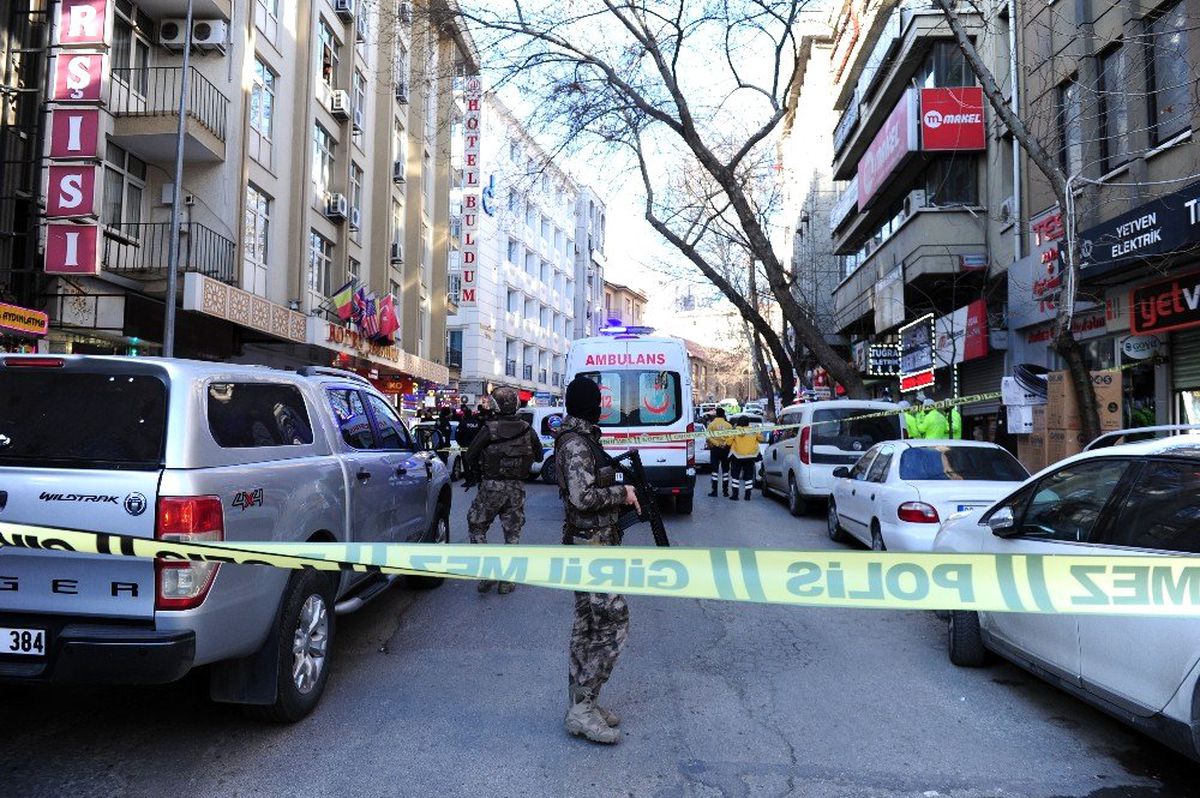 Ankara\'nın Ulus semtinde bir otelden bir kişinin çevreye ateş açması üzerine bölgeye çok sayıda...