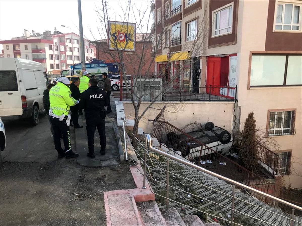 Apartman bahçesine devrilen otomobildeki anne ve oğlu yaralandı