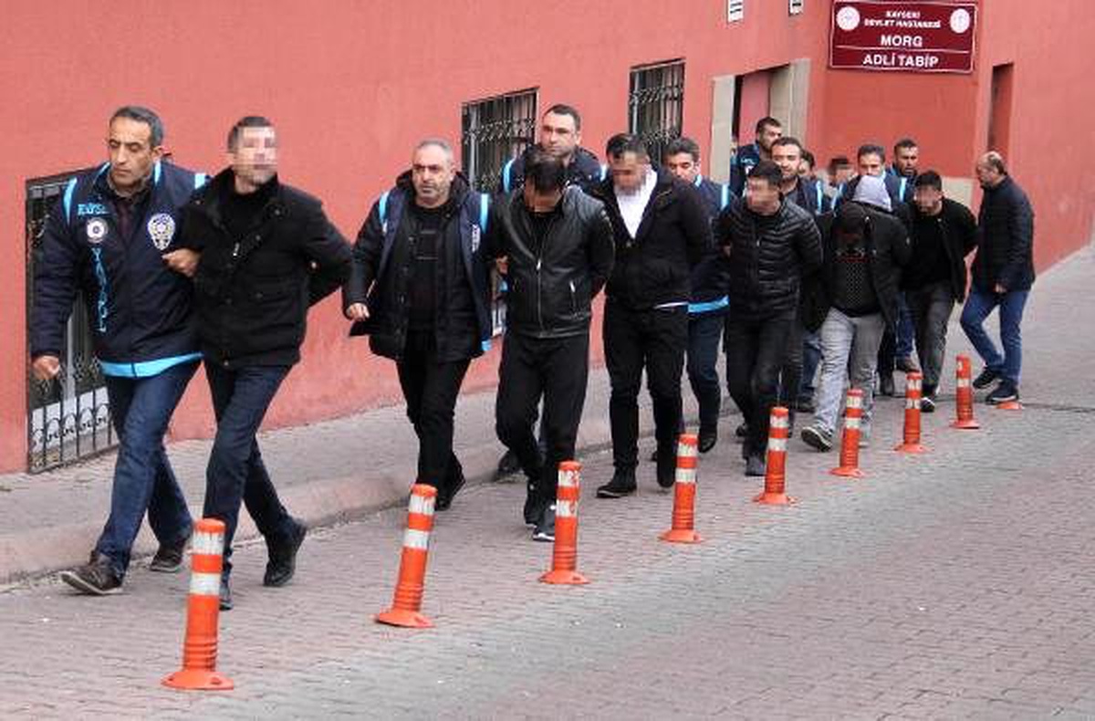 Arızalı araçları kiraladıkları gurbetçilere silah tehdidiyle boş senet imzalatan çete çökertildi