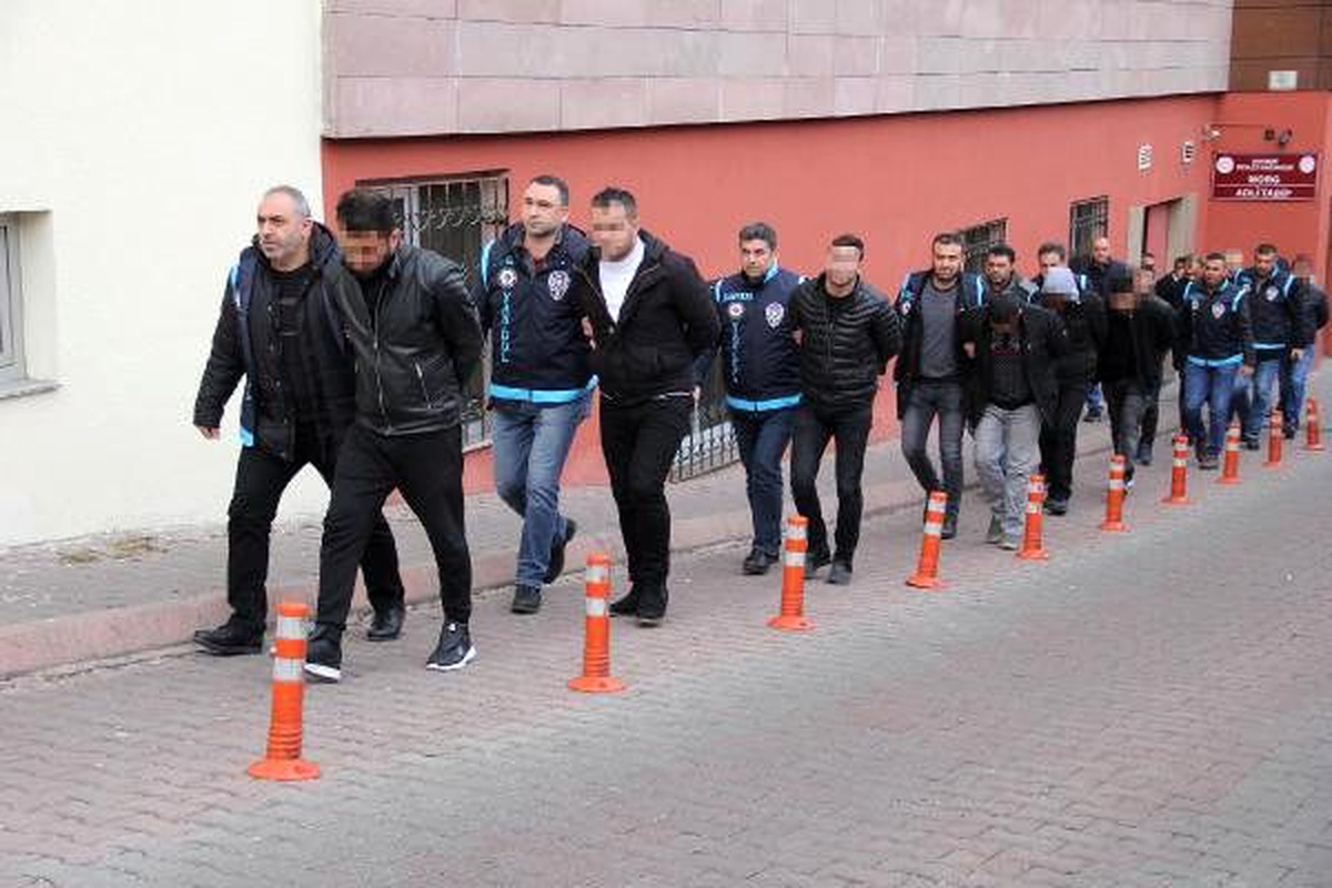 Arızalı araçları kiraladıkları gurbetçilere silah tehdidiyle boş senet imzalatan çete çökertildi (2)