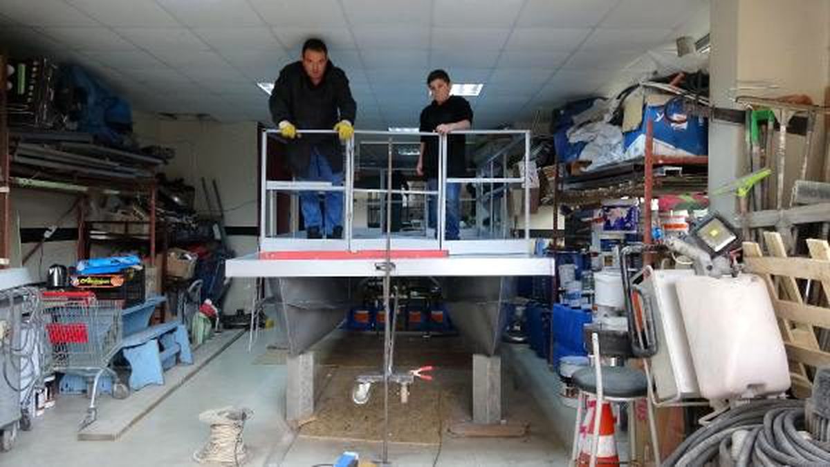 Atık varilleri kullanarak deniz aracı yapıyor