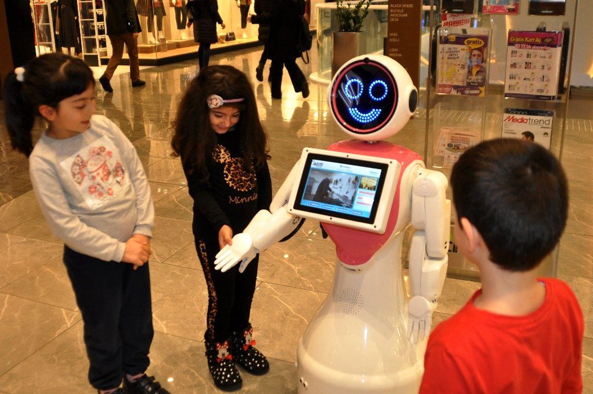 AVM\'deki robot güvenlik personeli ilgi odağı