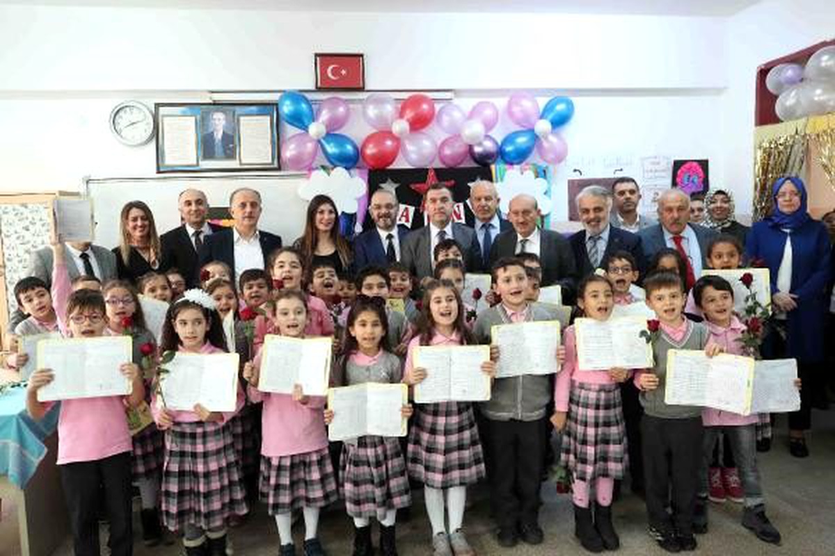Bağcılar\'da öğrencilere karne, öğretmenlere gül verildi