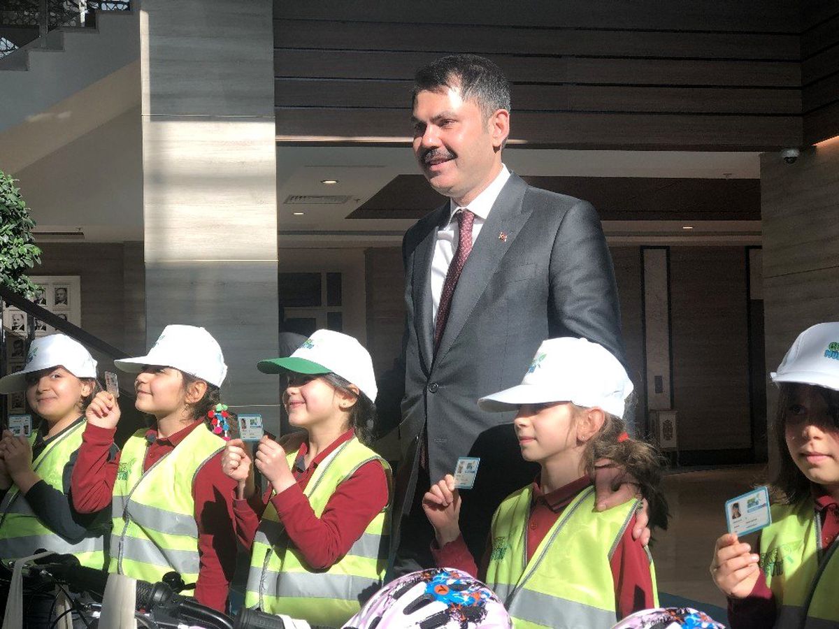 Bakan Kurum\'dan minik çevrecilere karne hediyesi