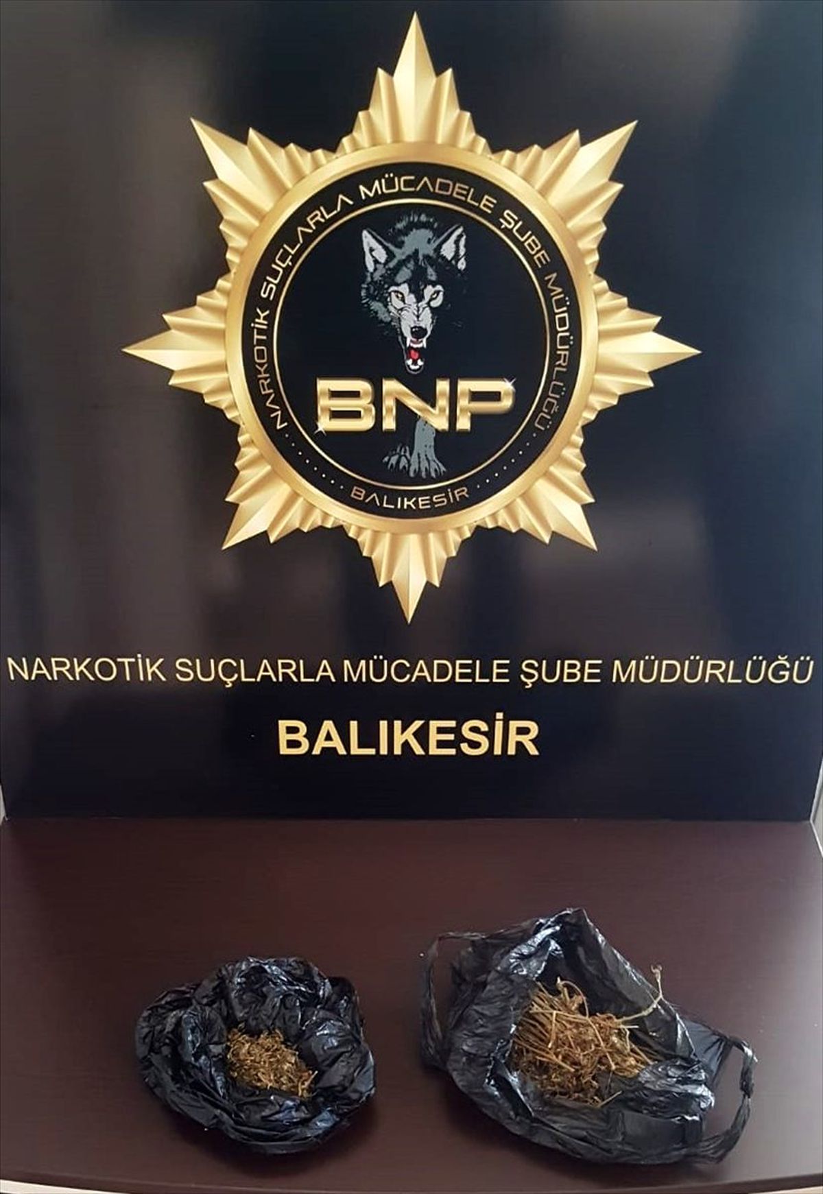 Balıkesir\'de uyuşturucu operasyonunda yakalanan 6 zanlıdan 4\'ü tutuklandı