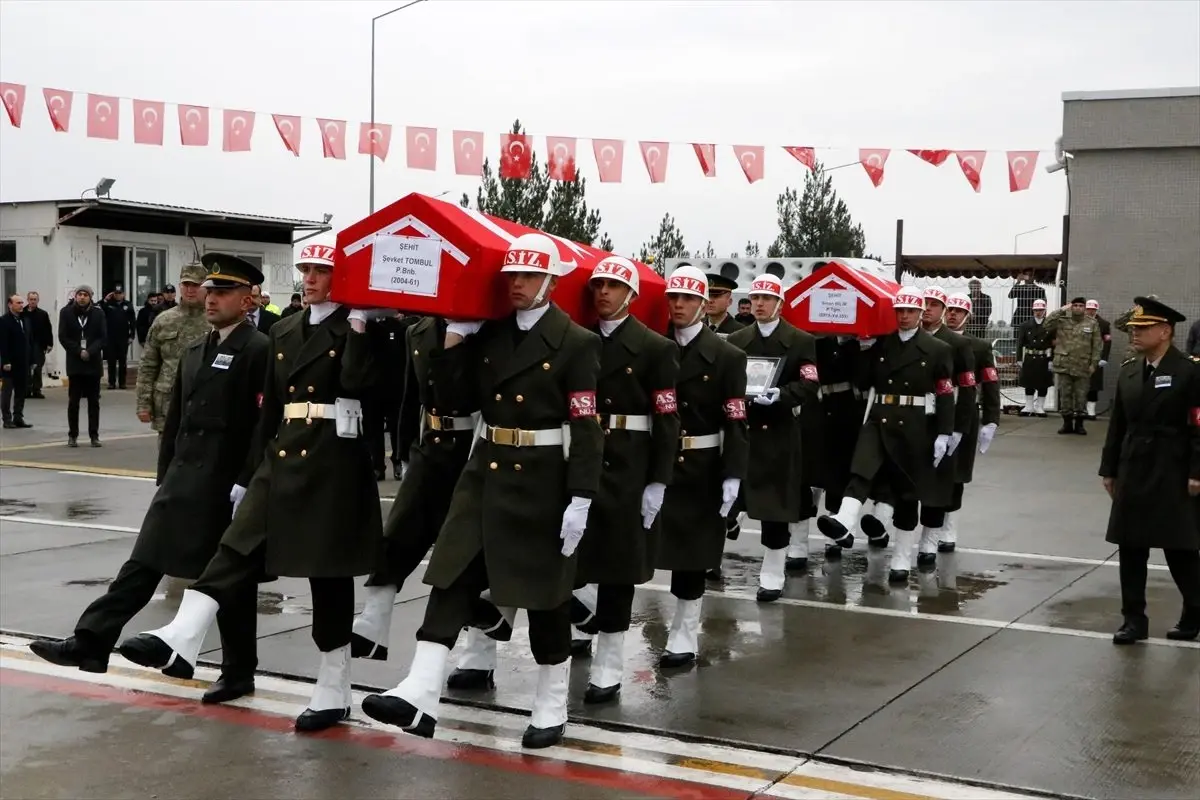 Barış Pınarı Harekatı bölgesinde şehit olan iki askerin cenazeleri memleketlerine uğurlandı