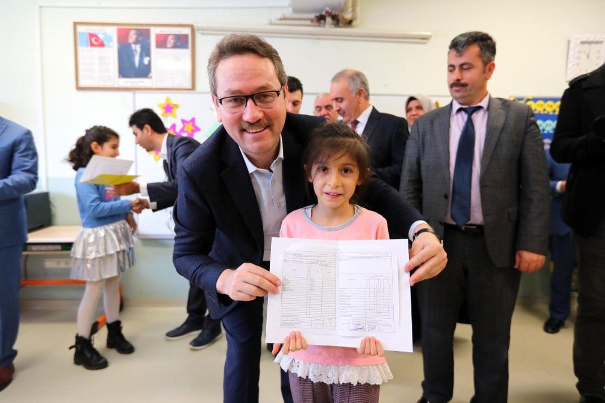 Başakşehir\'deki 112 bin öğrenci karne sevinci yaşadı