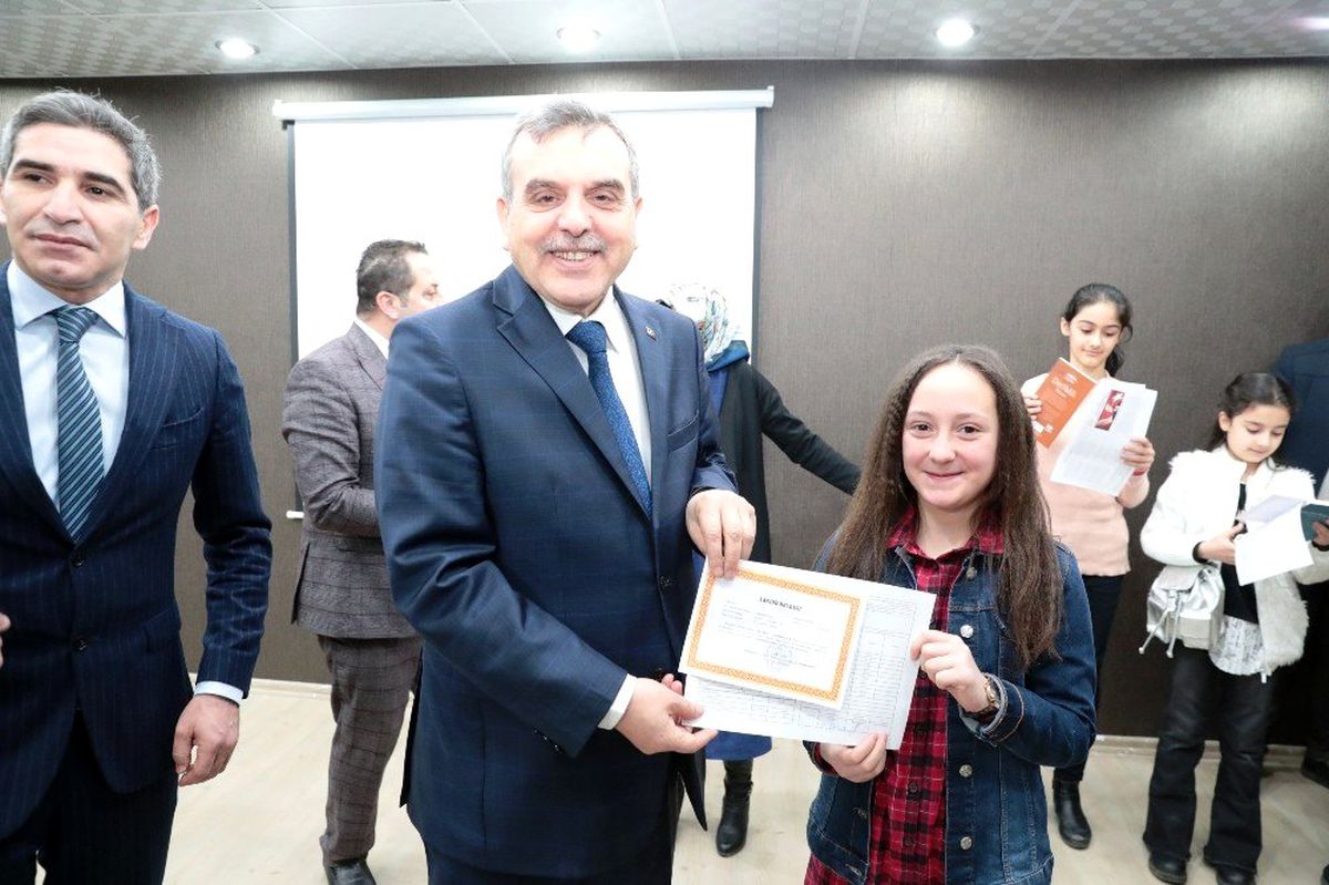 Başkan Beyazgül çocuklara karnelerini dağıttı