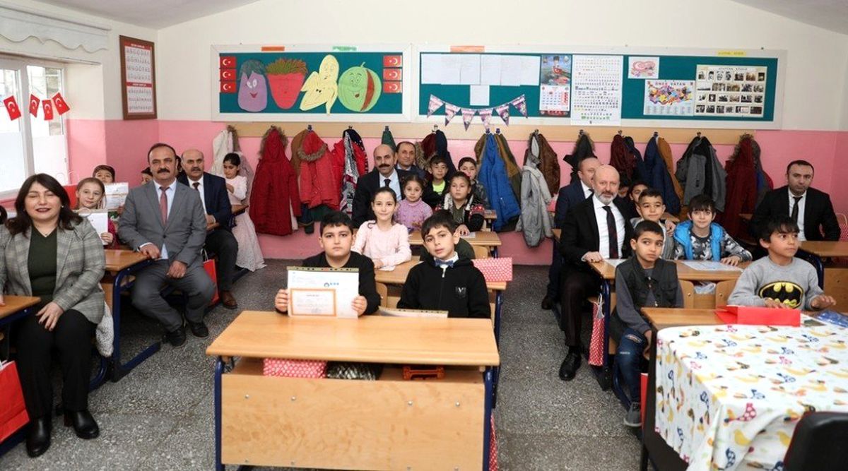 Başkan Çolakbayrakdar, öğrencilerin karne sevincine ortak oldu