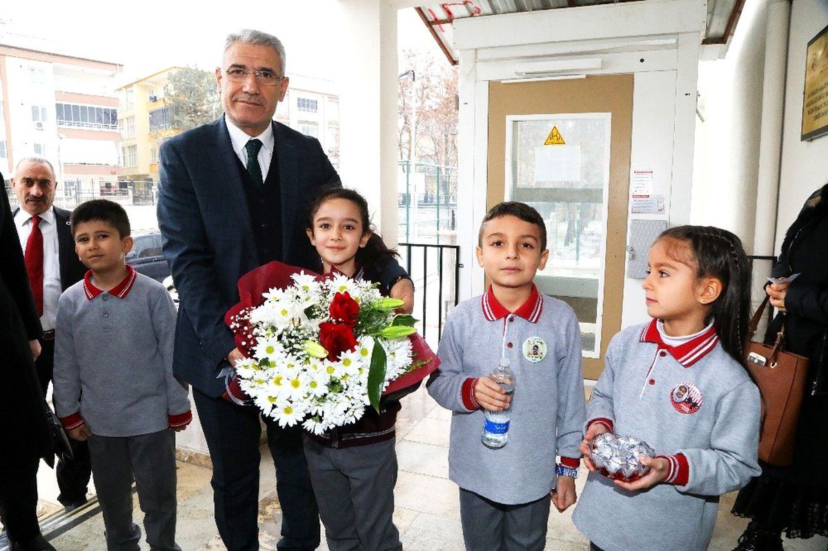 Başkan Güder, öğrencilerin karne heyecanına ortak oldu