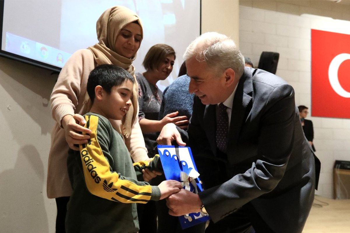 Başkan Osman Zolan, çocukların karne sevincini paylaştı