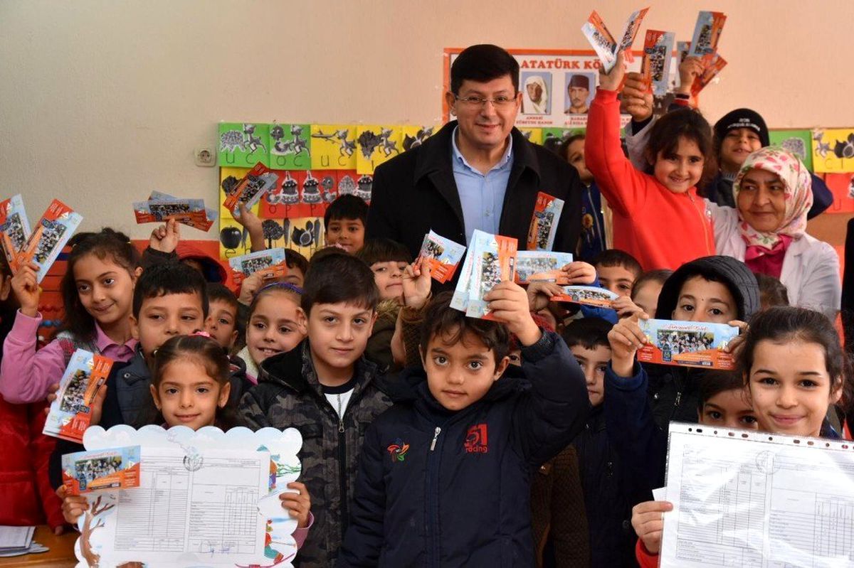 Başkan Özcan\'dan çocuklara karne hediyesi