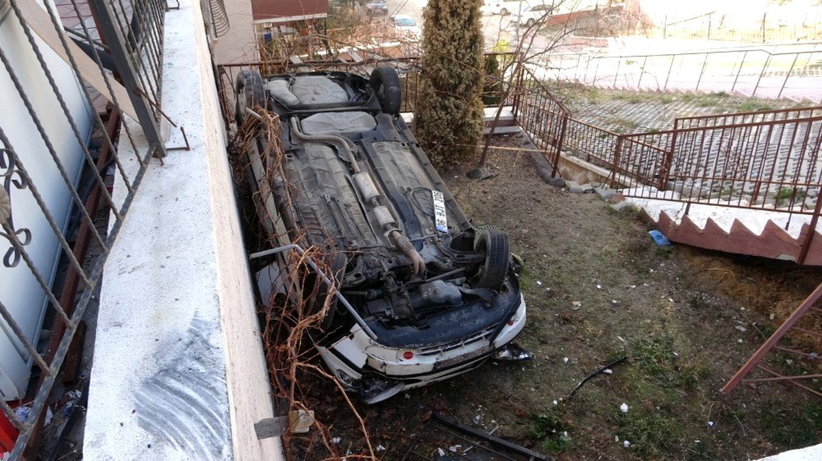 Başkent\'te otomobil apartmanın bahçesine uçtu: 2 yaralı