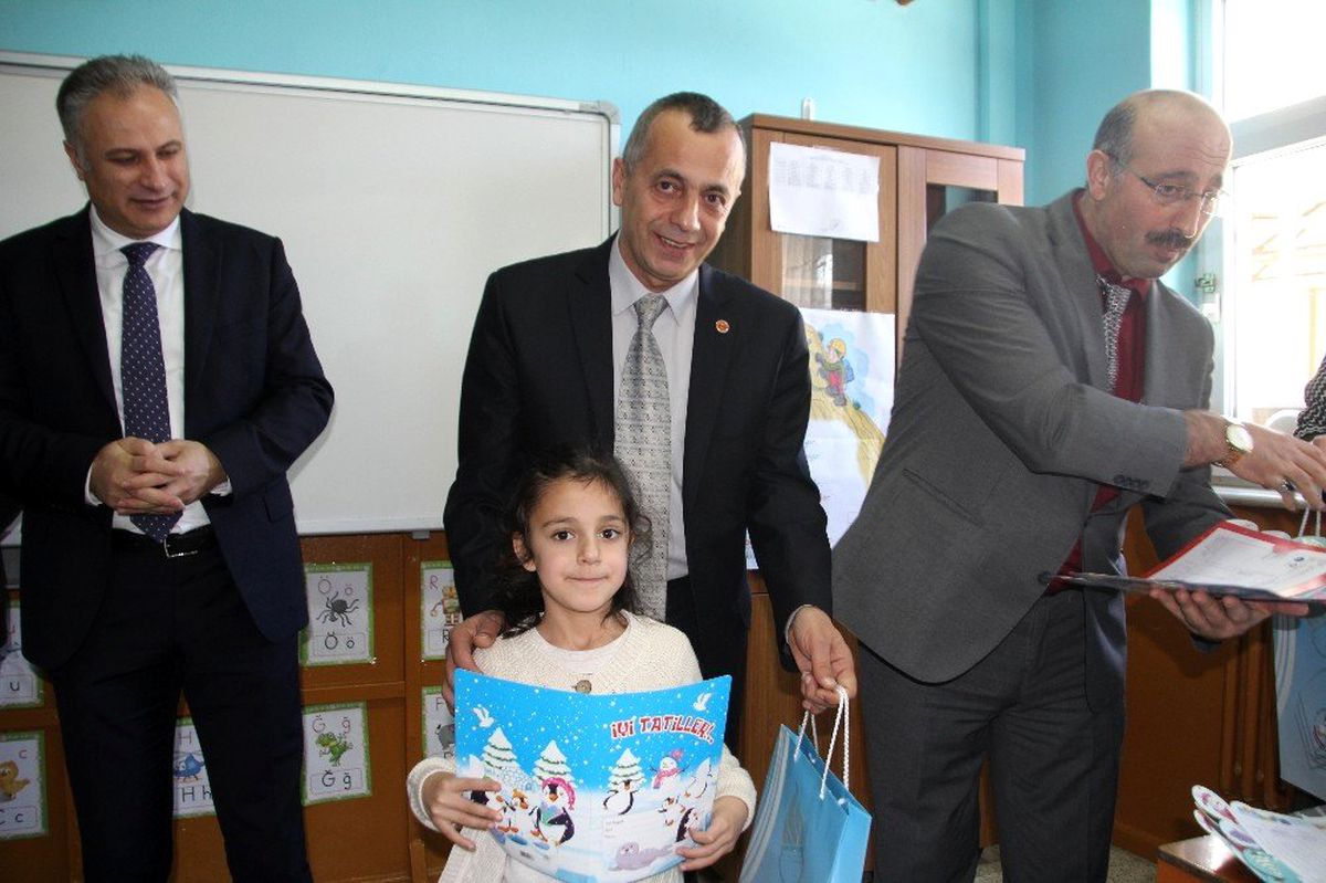 Bayburt\'ta 15 bin öğrenci karne heyecanı yaşadı
