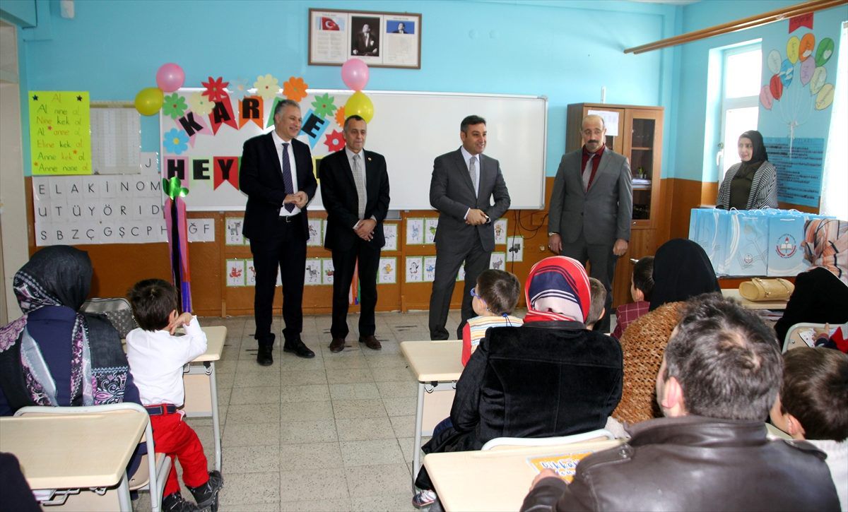 Bayburt\'ta öğrenciler karne aldı