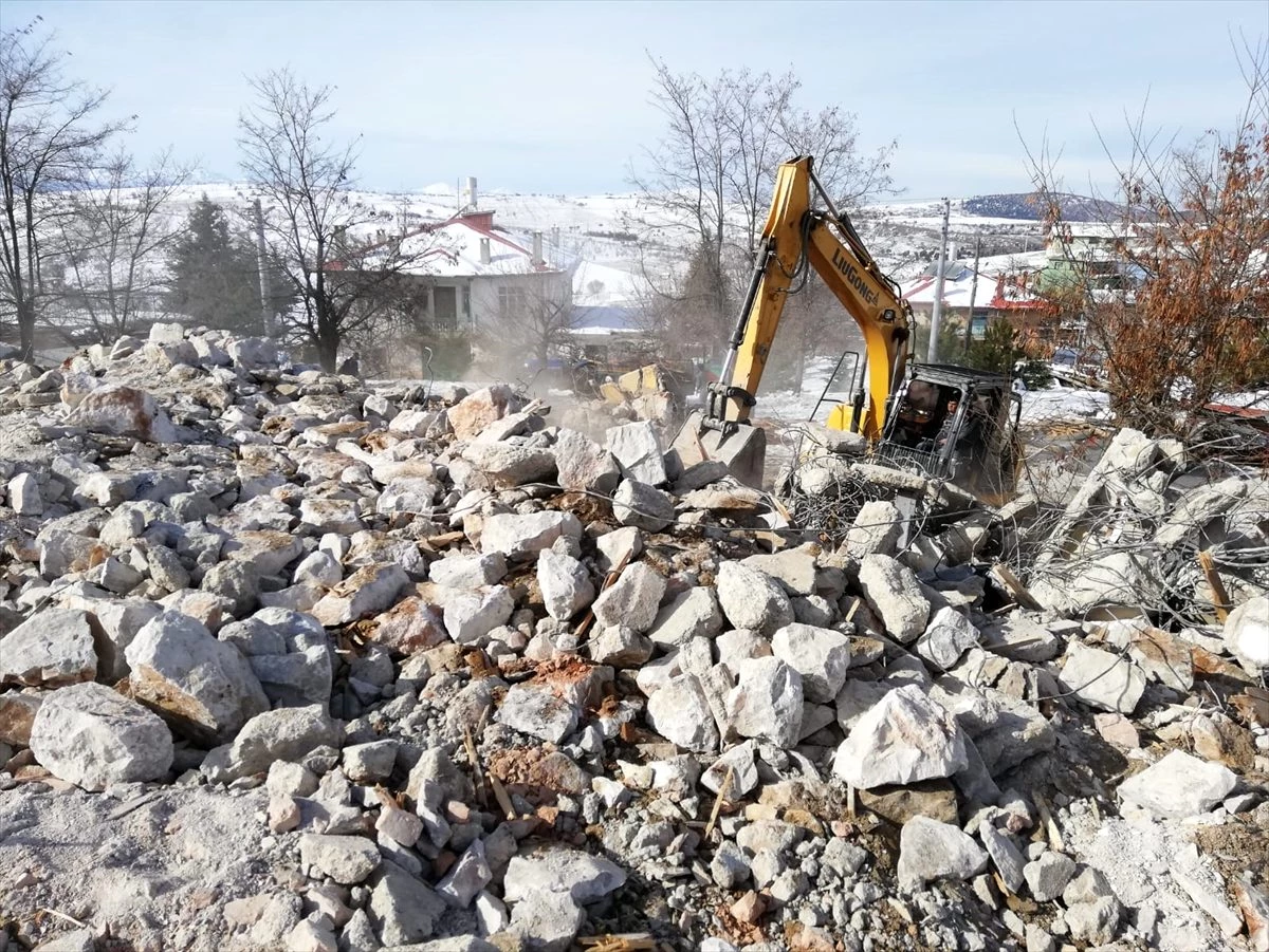 Bozkır\'da metruk binalar yıkılıyor