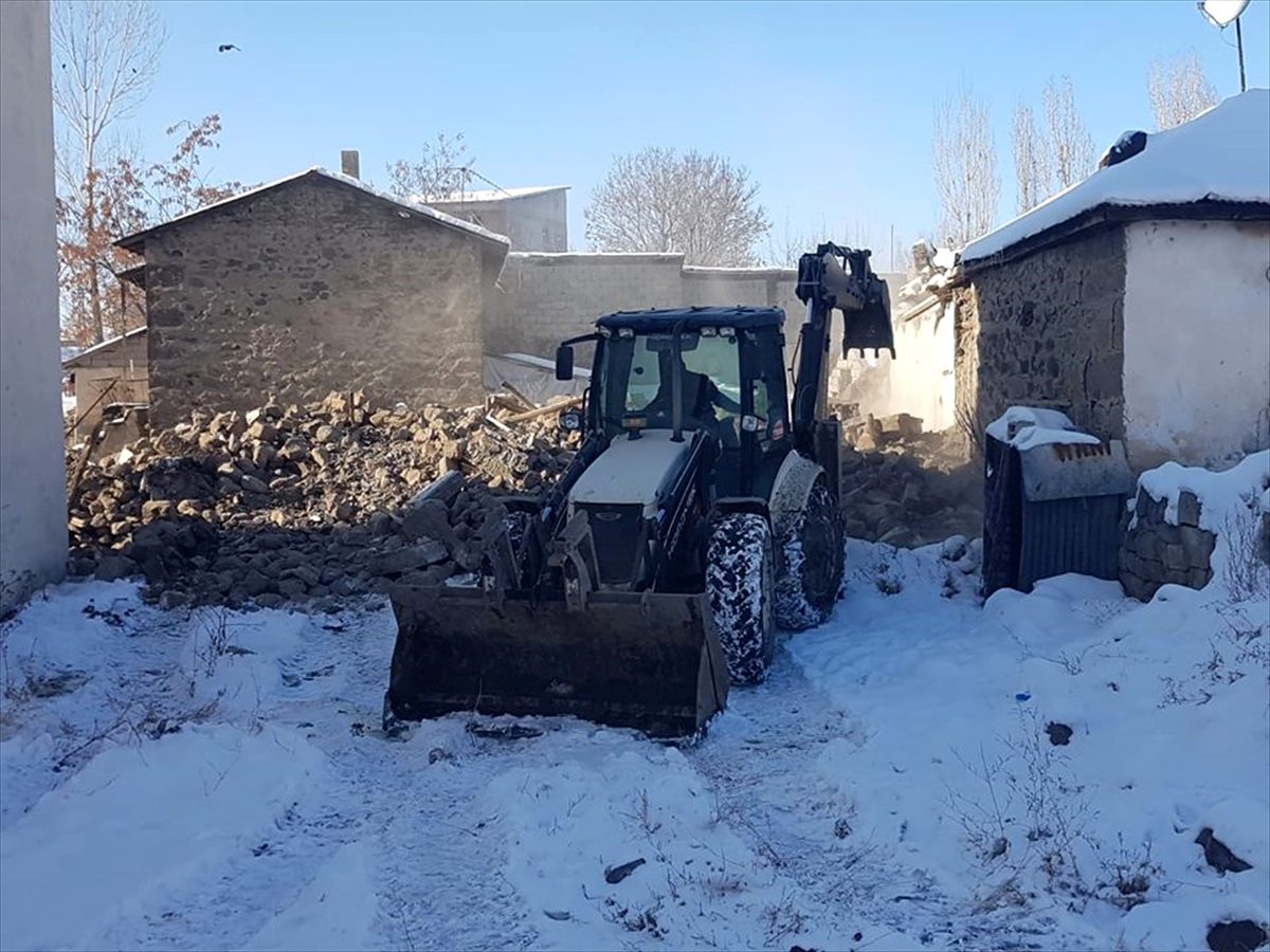 Bulanık\'ta metruk yapılar yıkılıyor