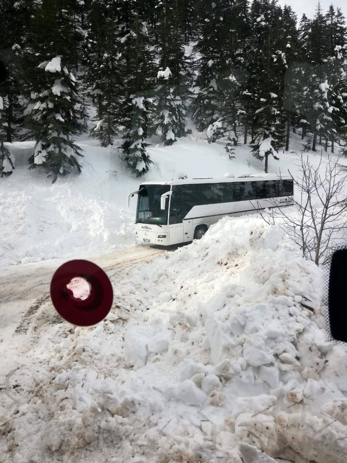 Büyükşehir Belediyesi, yolda mahsur kalan öğrencileri kurtardı