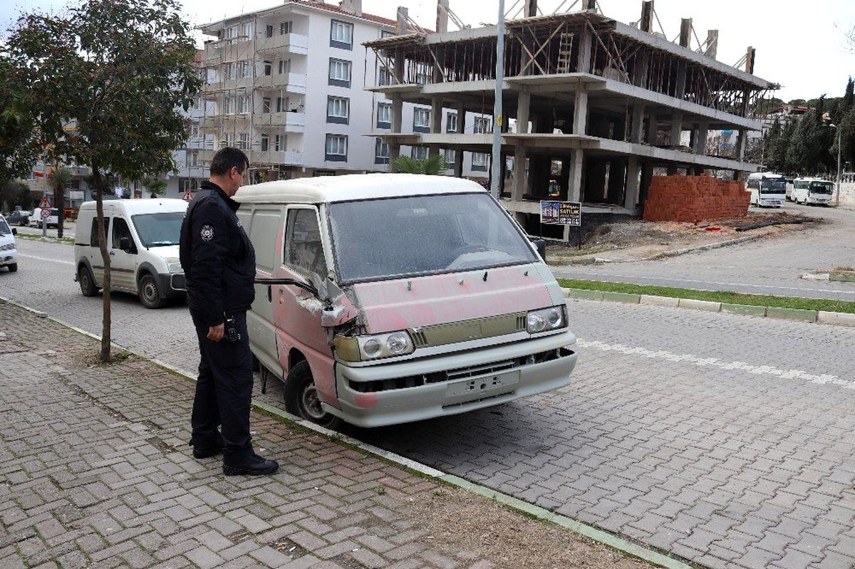 Çalıntı aracı yol ortasında bırakıp kaçtılar