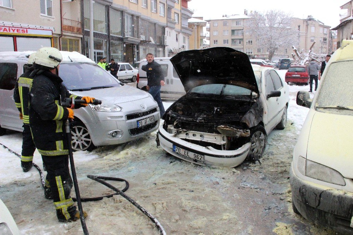 Çalıştırdığı otomobili bir anda motor kısmından alev alarak yandı
