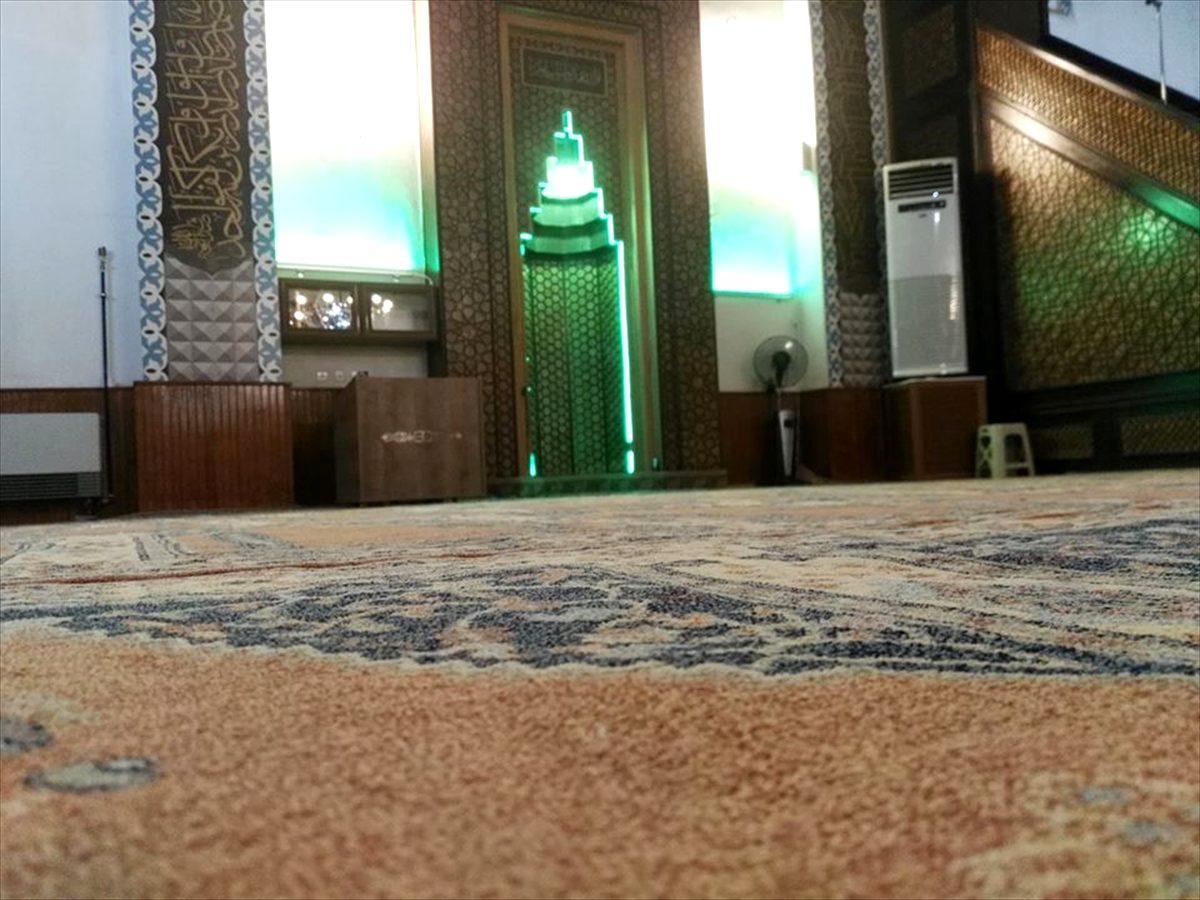 Camiye giren hırsızlar güvenlik kamerasını çaldı