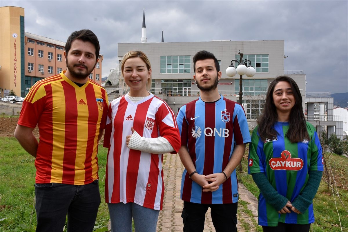 Centilmenlik ruhunu ön plana çıkarmak için 18 takım formasıyla türkü söylediler