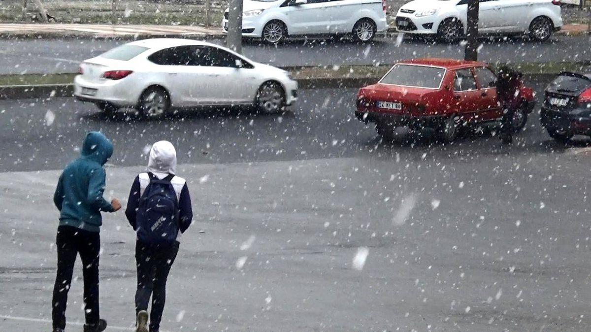 Diyarbakır\'a mevsimin ilk karı yağdı