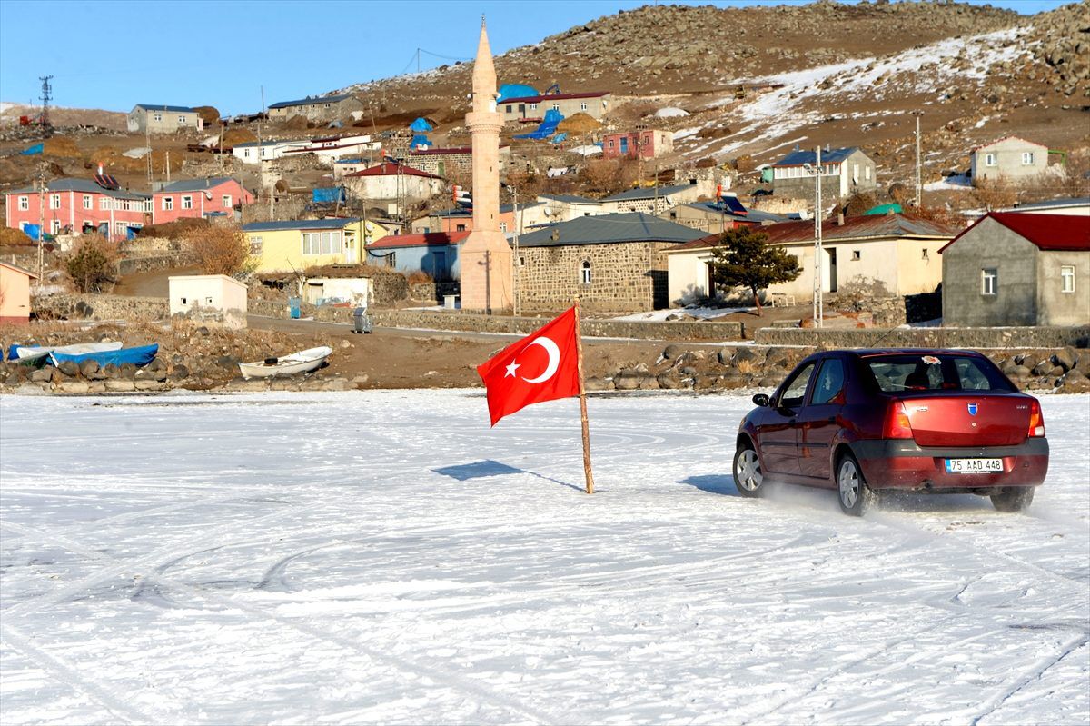 Donan Çıldır Gölü\'nde aracıyla drift yapan sürücü şaşırttı