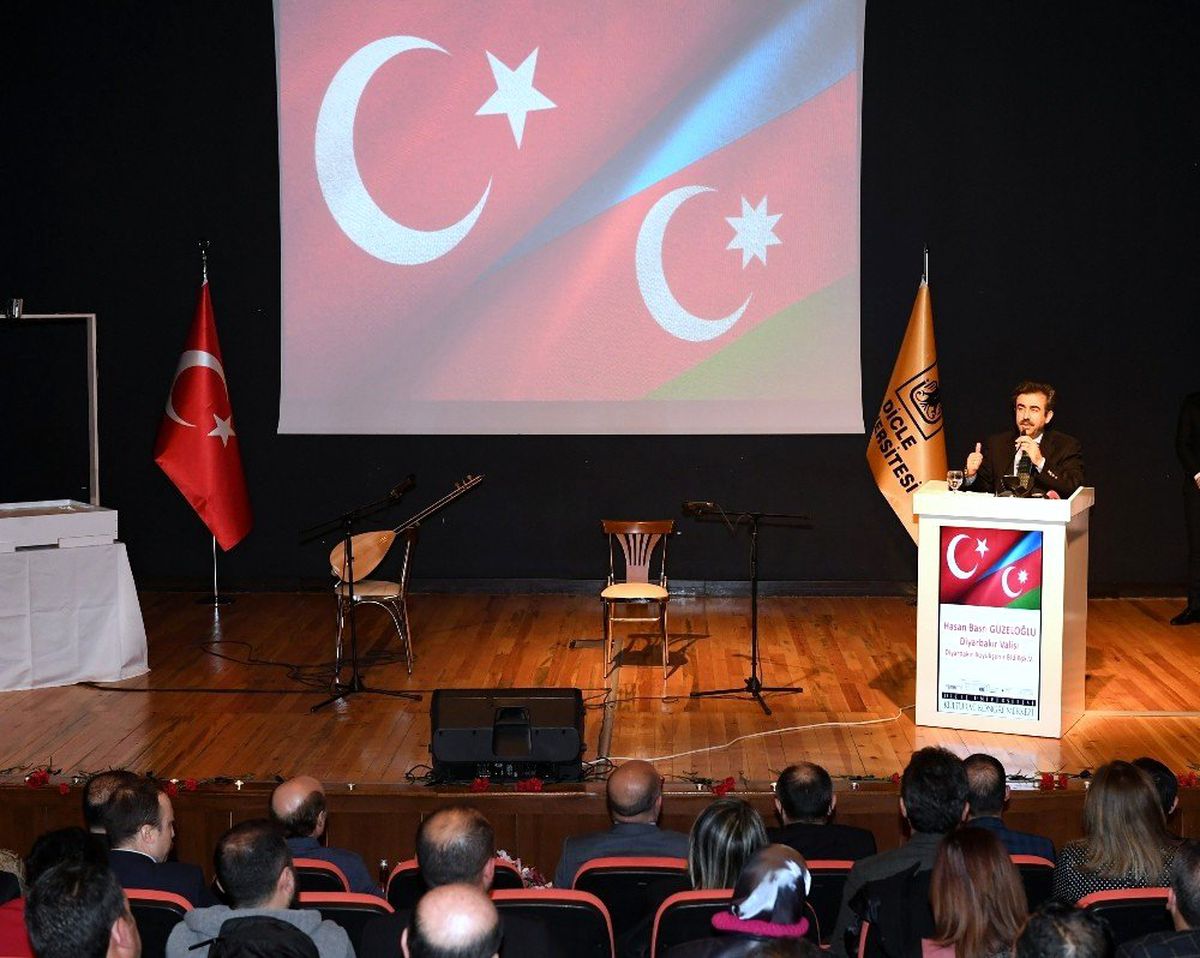 DÜ\'de \'ağlayan karanfiller Azerbaycan\' programı