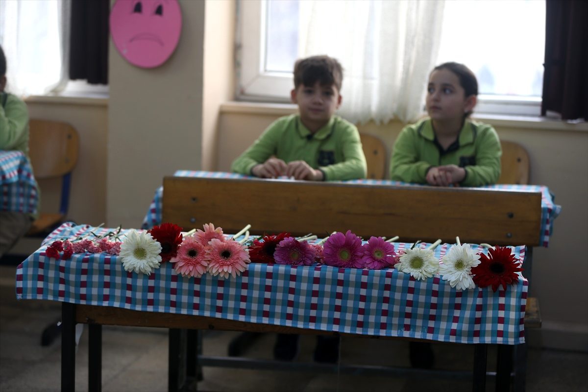 Düzce\'de geçen yılki selde ölen ikizlerin sınıfında buruk karne töreni