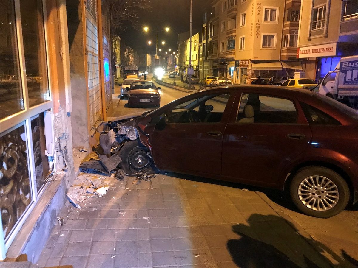 Edirne\'de alkollü sürücü aracıyla duvara çarptı