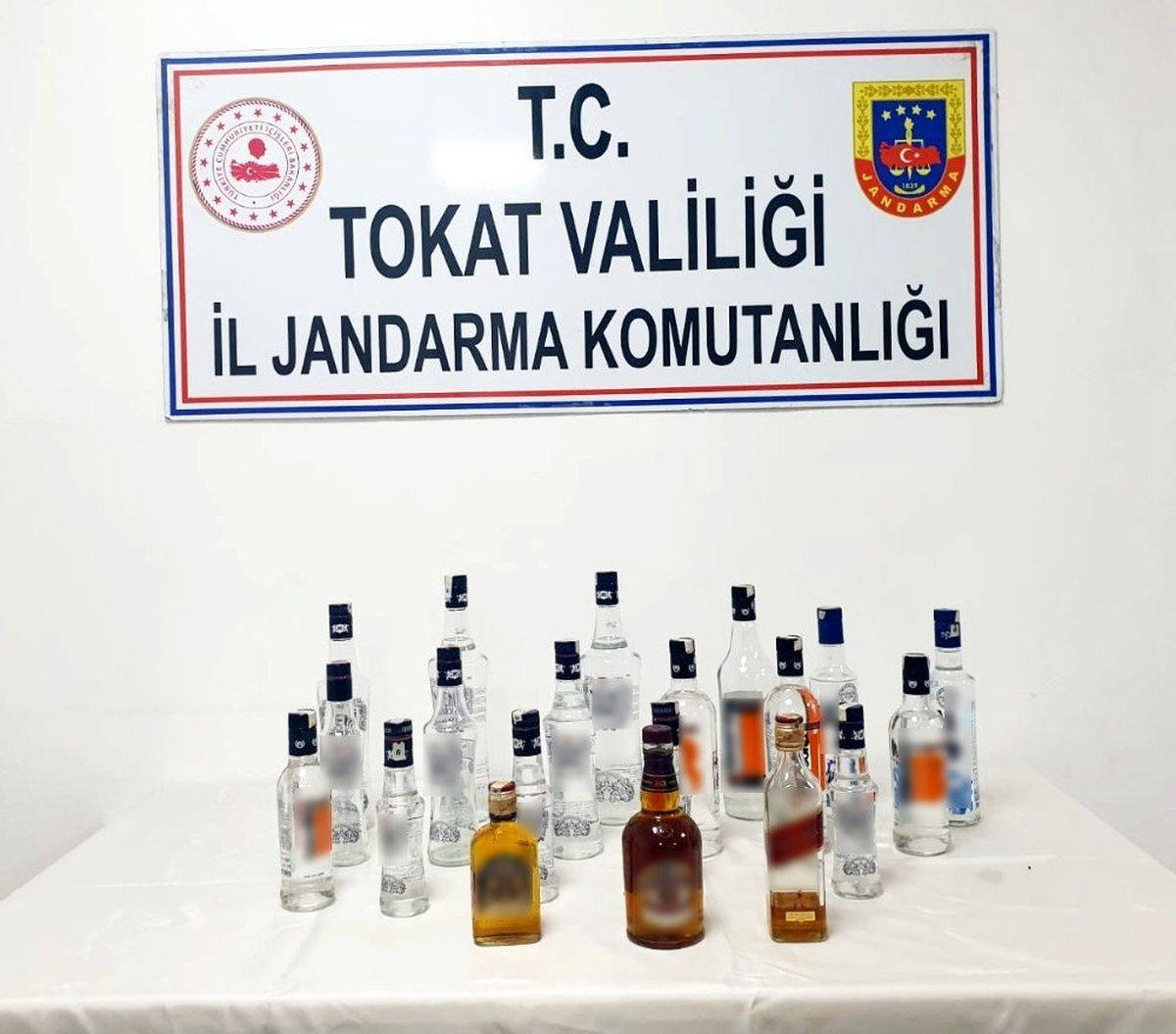 Eğlence merkezinden 19 litre kaçak içki çıktı