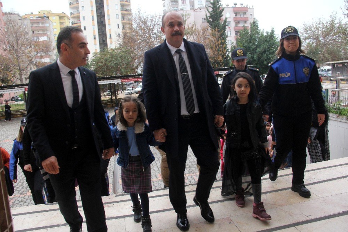 Emniyet müdürü şehit kızının velisi oldu, annesi ağladı