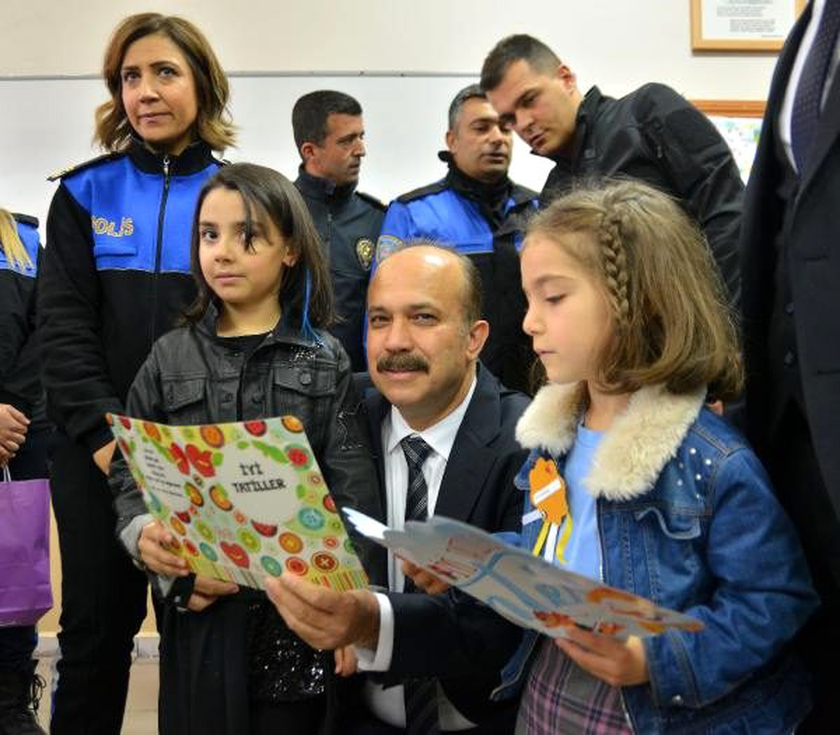 Emniyet Müdürü, şehit kızlarının karnesini aldı