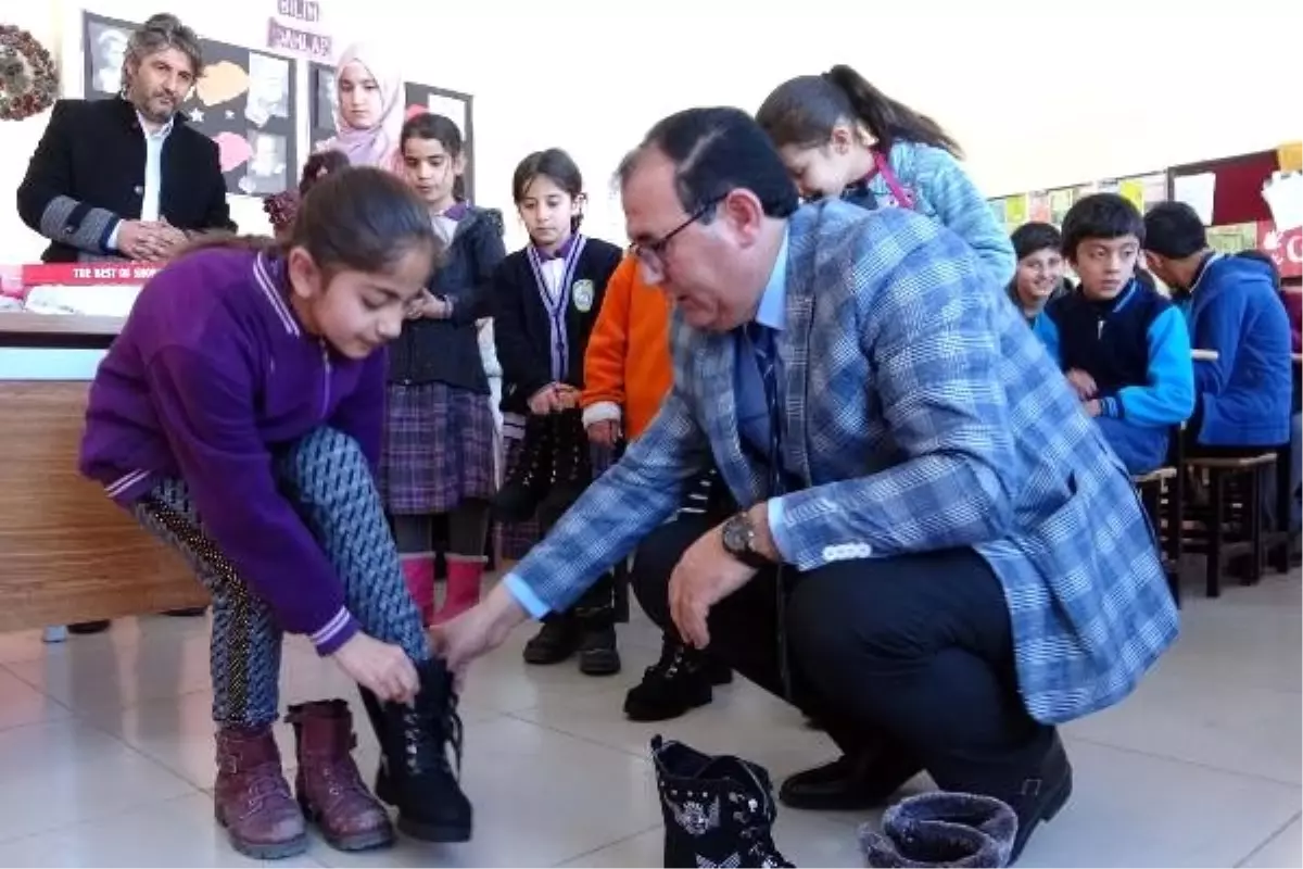 Ercişli öğrencilere karne hediyesi kışlık bot