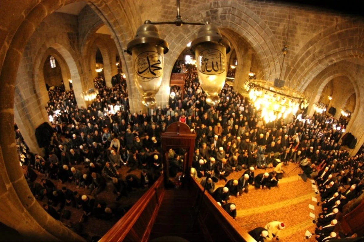 Erzurum\'un 487 yıllık geleneği \'Bin bir hatim\' duası için eller semaya açıldı