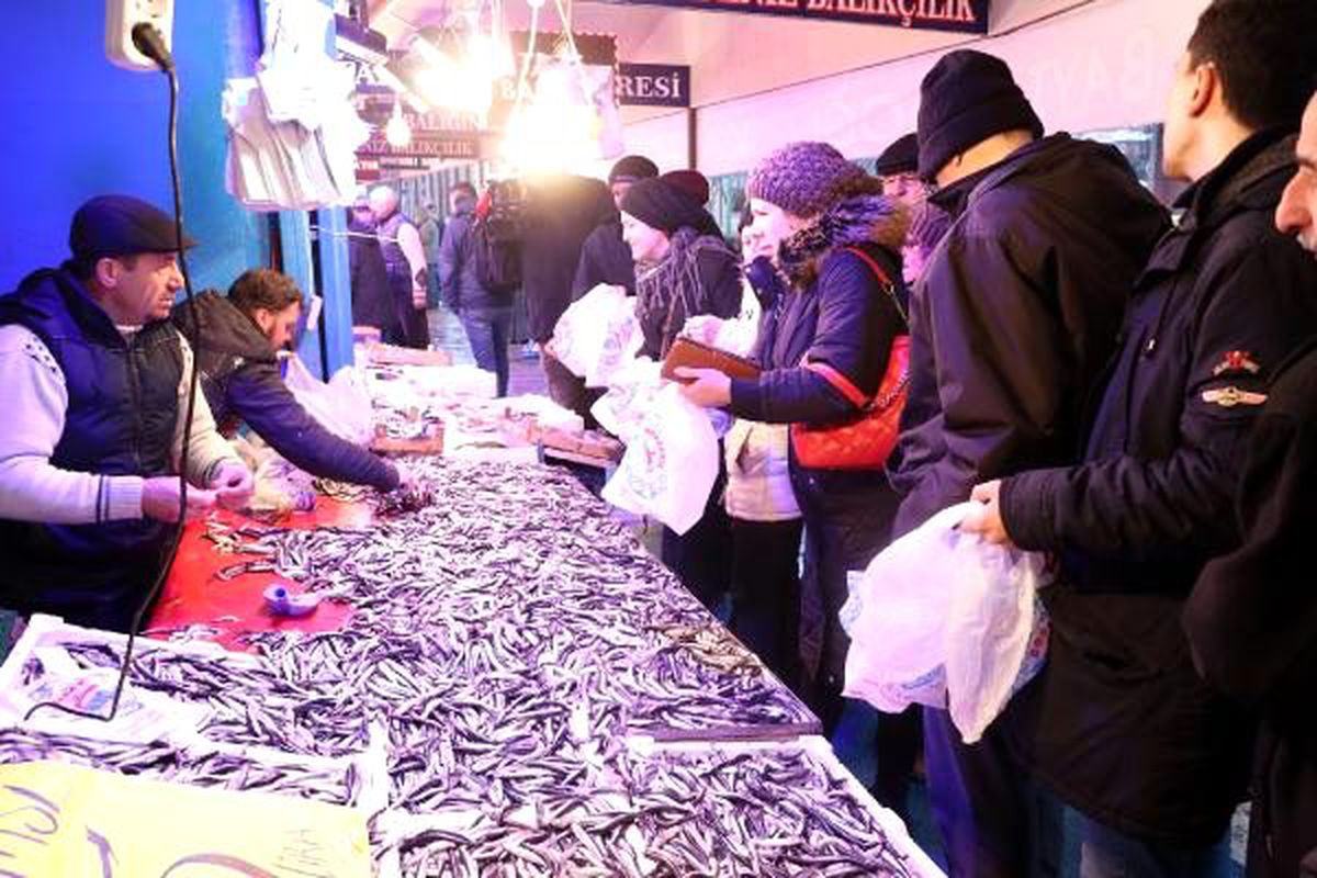 Eskişehir\'de hamsinin kilosu 5 TL\'ye düşünce, balıkçılarda uzun kuyruklar oluştu