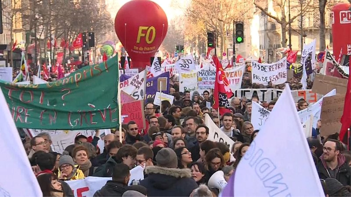 Fransa: Emeklilik reformu karşıtı protestolara katılım azaldı; sendikalar vazgeçmiyor