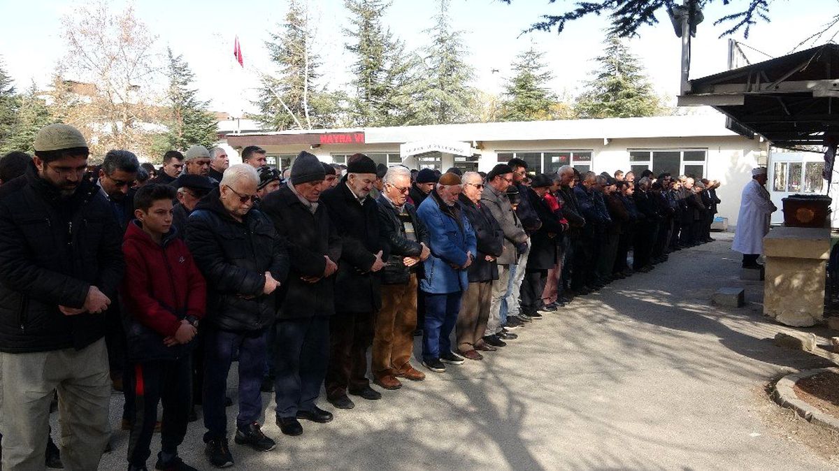 Geri manevra yapan kamyonun ezdiği kadın son yolculuğuna uğurlandı