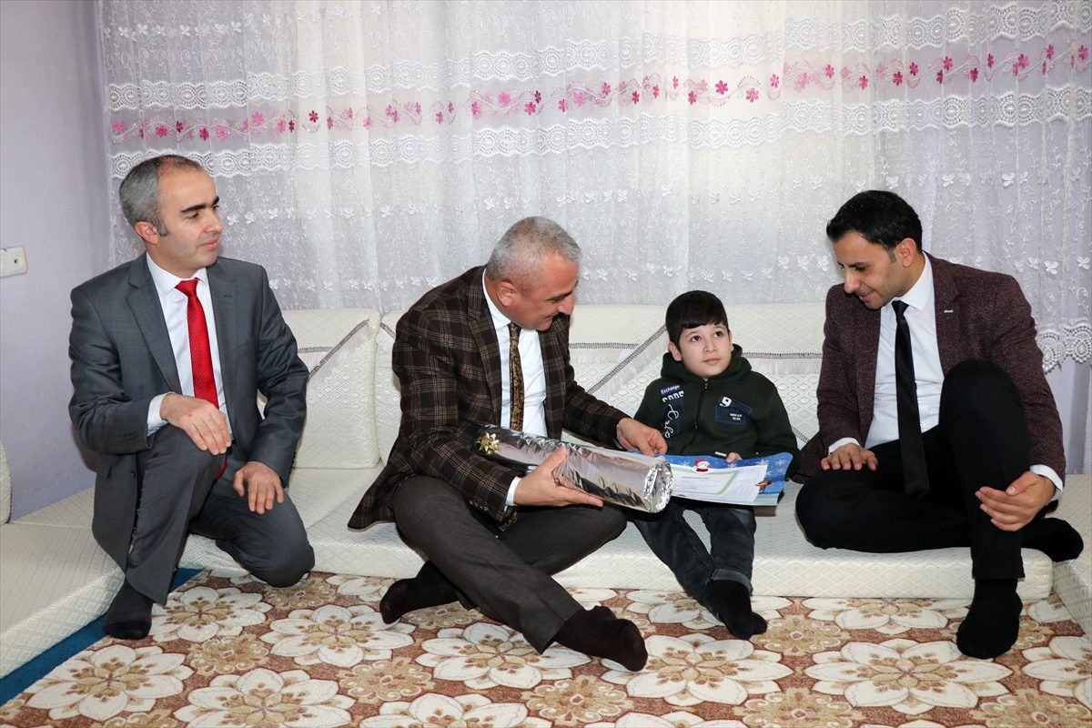 Hakkari\'de engelli öğrenci karnesini evinde aldı