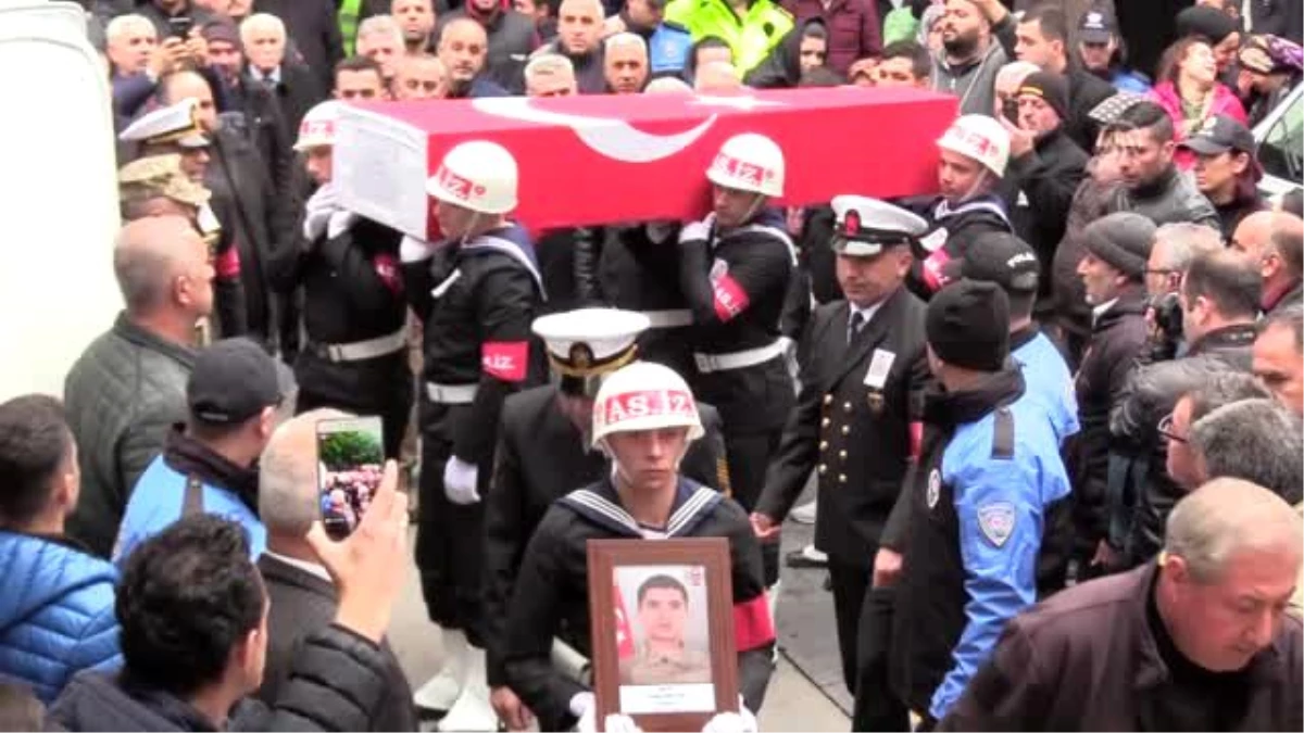 Hakkari\'de şehit düşen sözleşmeli er Kaplan son yolculuğuna uğurlandı