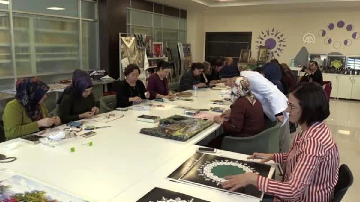Halk kütüphanesi emekli öğretmenlerin "sanat evi" oldu