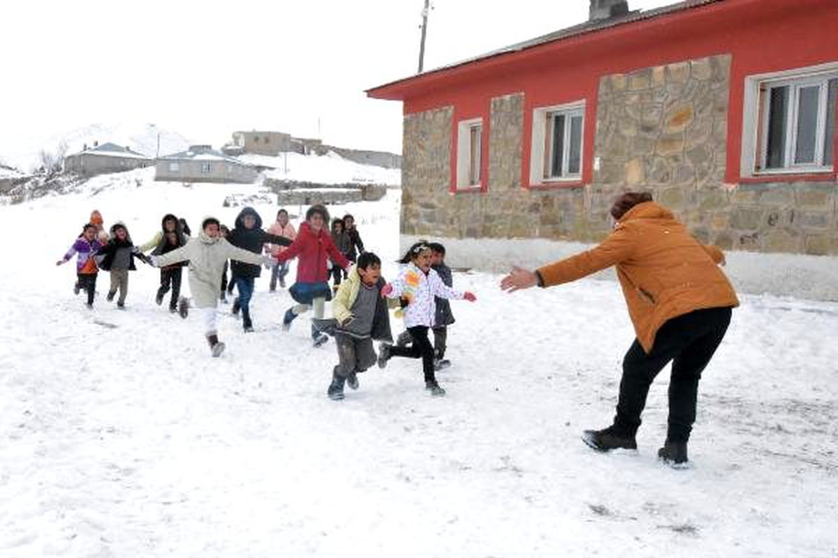 Hayırsever kardeşlerden köy okuluna karne hediyesi