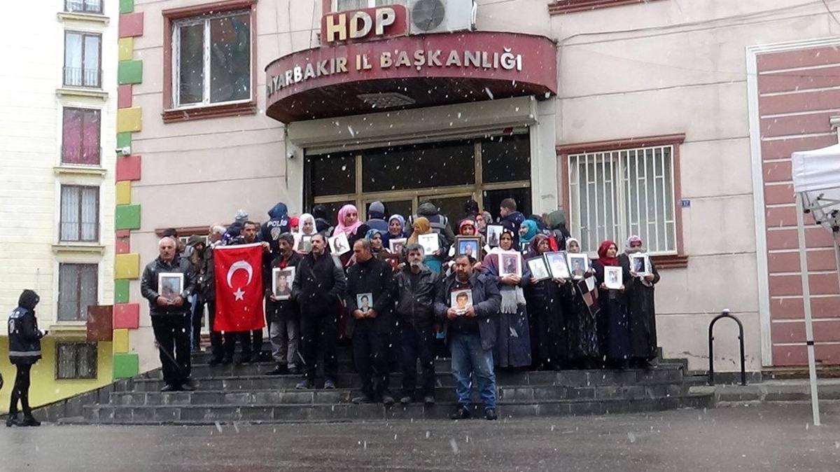 HDP önündeki ailelerin evlat nöbeti 137\'inci gününde