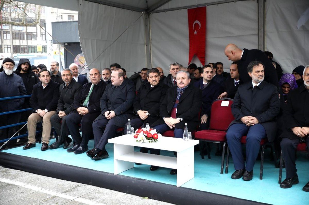 İki tır insani yardım malzemesi İdlip\'e doğru yola çıktı