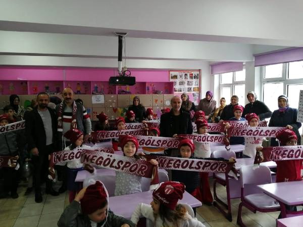 İnegölspor taraftarından Ağrı\'daki öğrencilere karne hediyesi